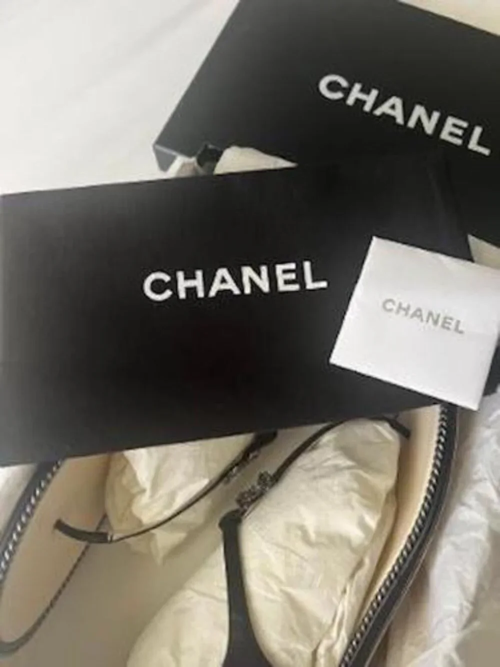 CHANEL 14P ENTRE DOIGTS BLACK SANDALS WITH CC LOGO AND CHAIN AROUND EDGE, SZ 7.5